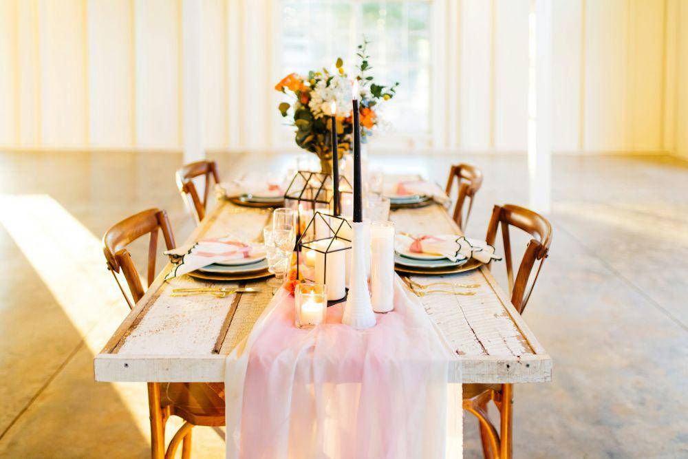 Table runner (unsplash.com/Annie Gray)