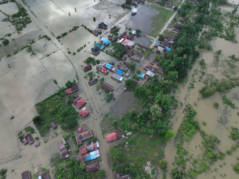 Foto udara permukiman warga terendam banjir luapan Sungai Lasolo di Desa Labungga, Kecamatan Andowia, Konawe Utara, Sulawesi Tenggara, Minggu (12/5/2024). ANTARA FOTO/Jojon/rwa.