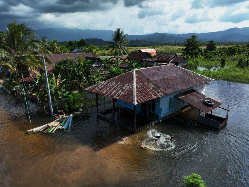 Foto udara rumah terendam banjir luapan Sungai Lasolo di Desa Labungga, Kecamatan Andowia, Konawe Utara, Sulawesi Tenggara, Minggu (12/5/2024). ANTARA FOTO/Jojon/rwa.