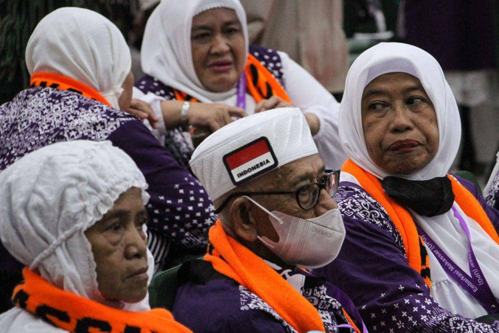 Jemaah Calon Haji (JCH) kelompok terbang (kloter) pertama embarkasi Makassar mendengarkan arahan petugas saat penyambutan di Asrama Haji Sudiang, Makassar, Sulawesi Selatan, Sabtu (11/5/2024). ANTARA FOTO/Arnas Padda/aww.