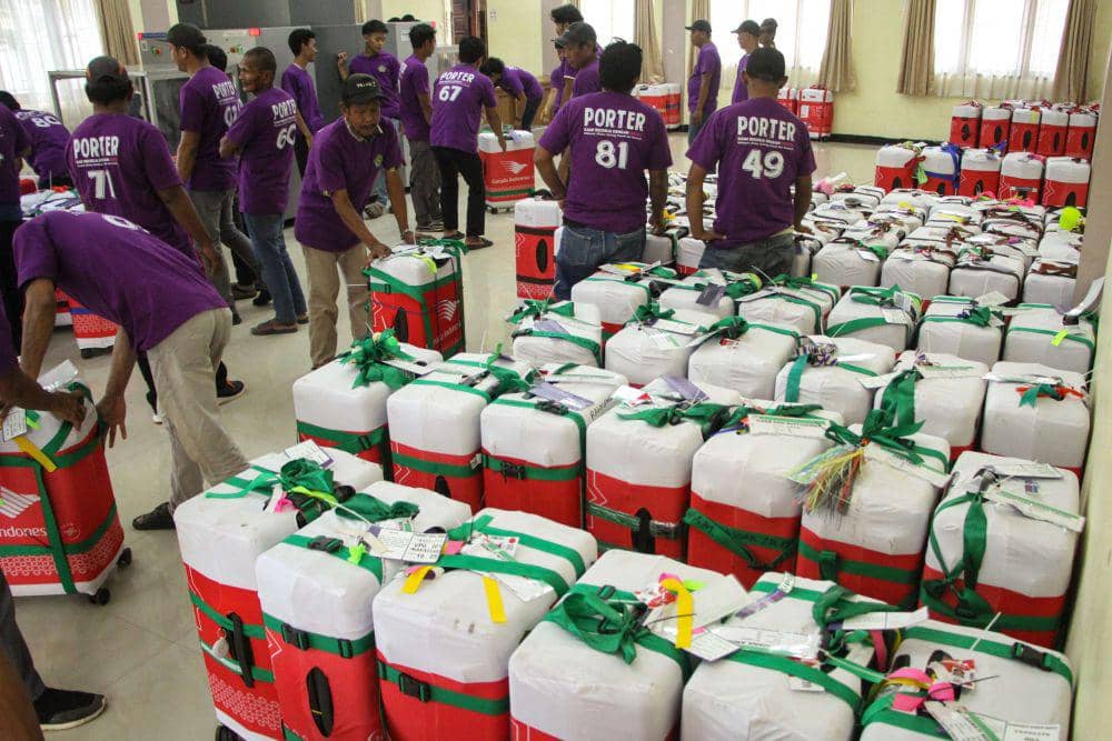 Petugas menata barang bawaan Jamaah Calon Haji (JCH) kelompok terbang (kloter) pertama embarkasi Makassar yang selesai diperiksa menggunakan mesin x-ray di Asrama Haji Sudiang, Makassar, Sulawesi Selatan, Sabtu (11/5/2024). ANTARA FOTO/Arnas Padda/aww.