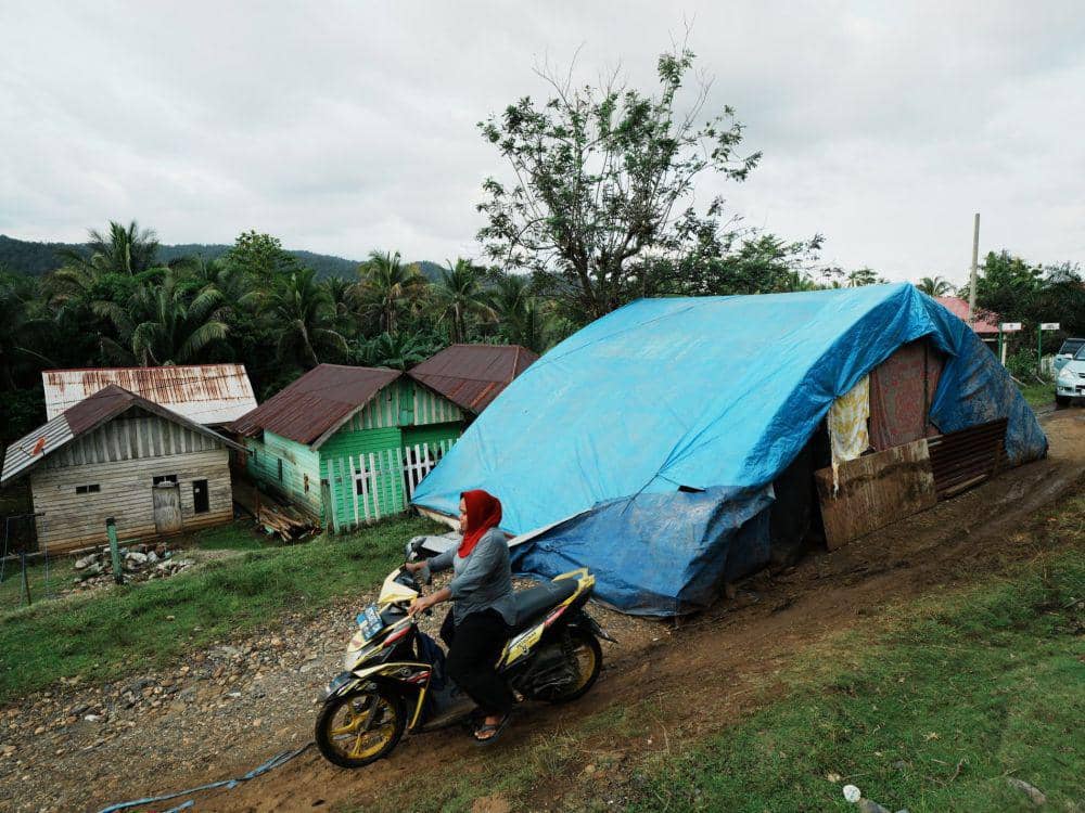 Warga melintasi tenda pengungsi banjir di Kecamatan Andowia, Konawe Utara, Sulawesi Tenggara, Minggu (12/5/2024). ANTARA FOTO/Jojon/rwa.
