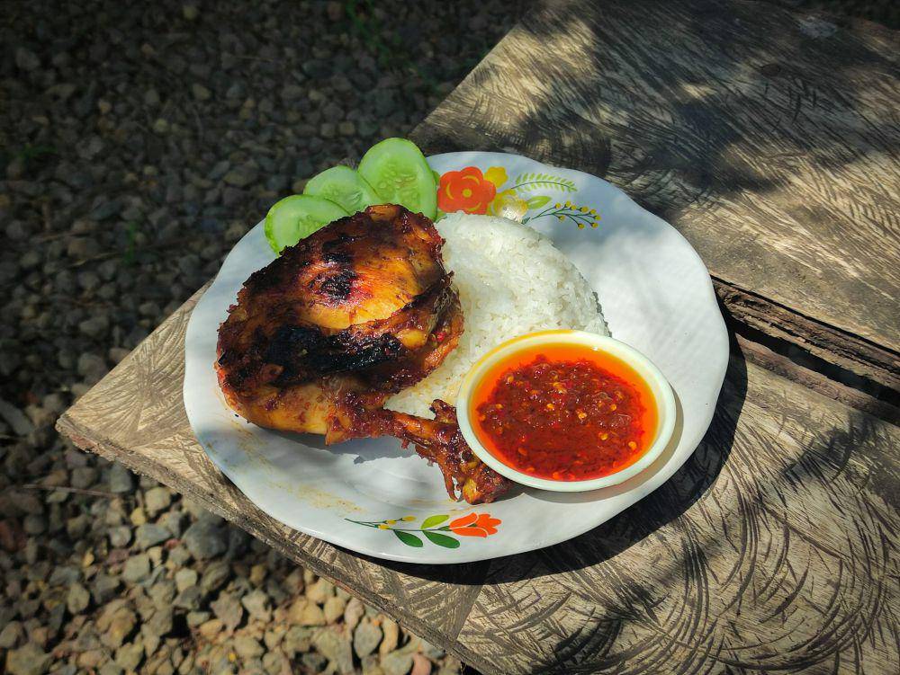 ilustrasi ayam bakar dengan sambal (unsplash.com/Brian Fathurohman)