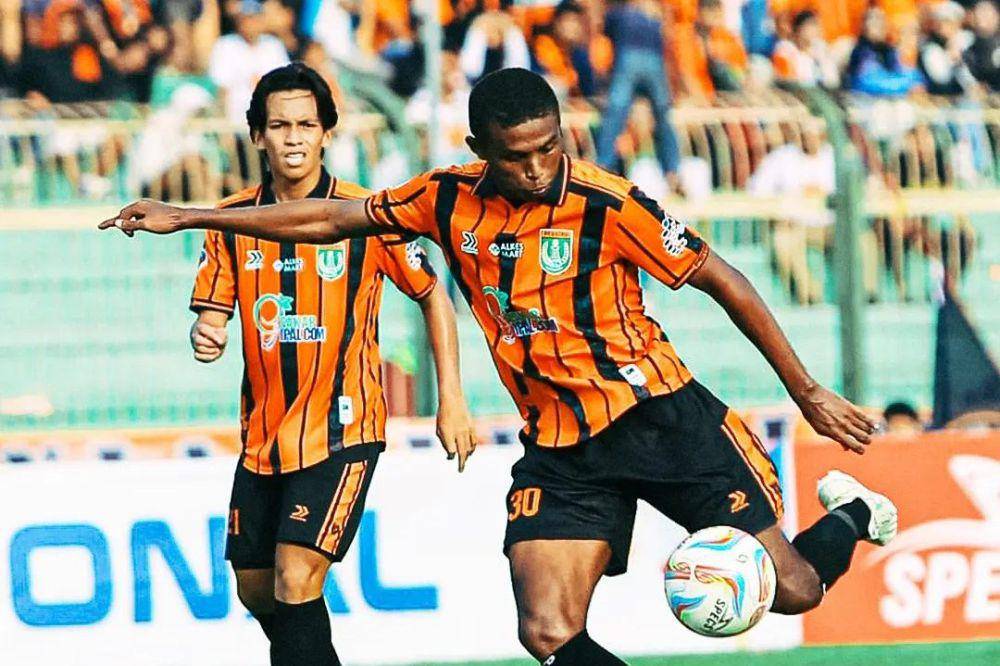 Persibo Bojonegoro dalam laga melawan UHO MZF FC pada pekan pertama babak 32 besar Liga 3 Nasional 2023/2024. (instagram.com/persibo.bojonegoro)