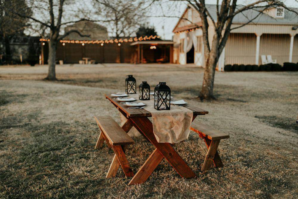 Table runner (unsplash.com/Hannah Busing)