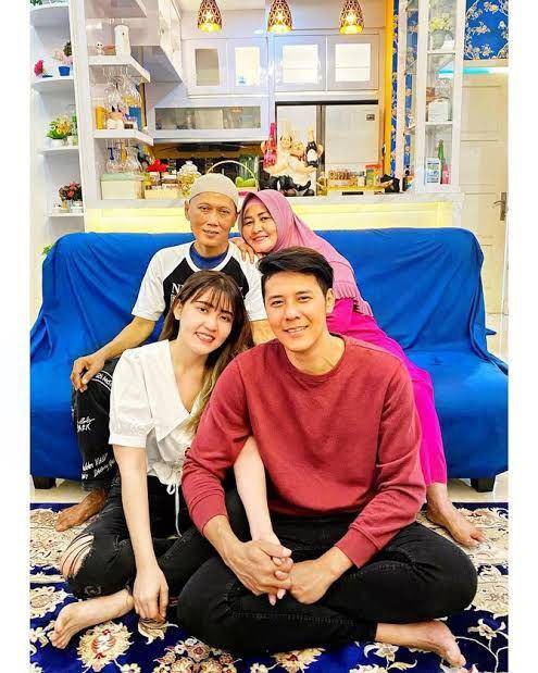 Via Vallen dan ayah (Instagram.com/chevra_yo88)