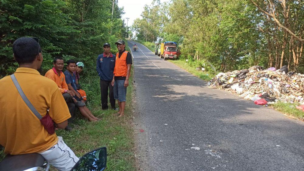 DLH Bantul Evakuasi Tumpukan Sampah yang Dibuang di Jalan Nawungan