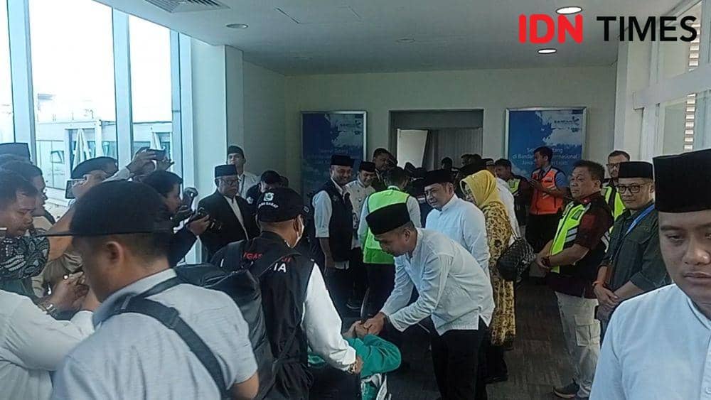 Inin Nastain IDN Times/ Pj Gubenur menyalami Calhaj Lansia