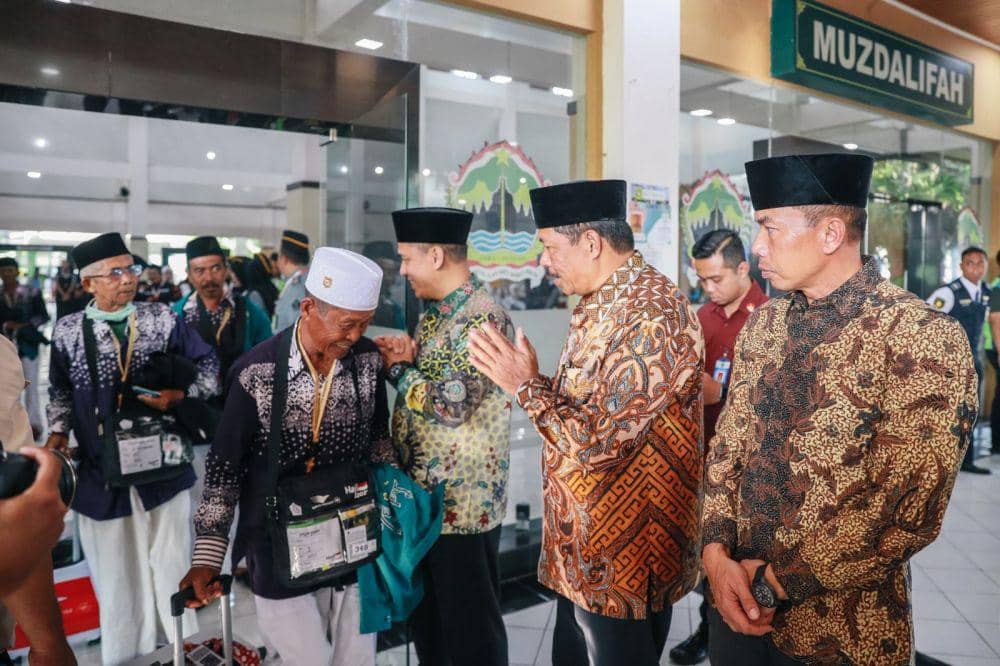 Satu persatu calon jemaah haji berangkat ke Saudi. (IDN Times/Dok Humas Pemprov Jateng)
