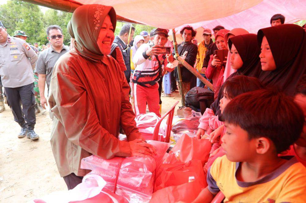 Mensos Risma salurkan santunan korban banjir Luwu/dok Kemensos