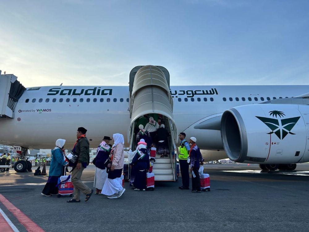 4 CJH Kloter 7 Embarkasi Surabaya Tunda Keberangkatan