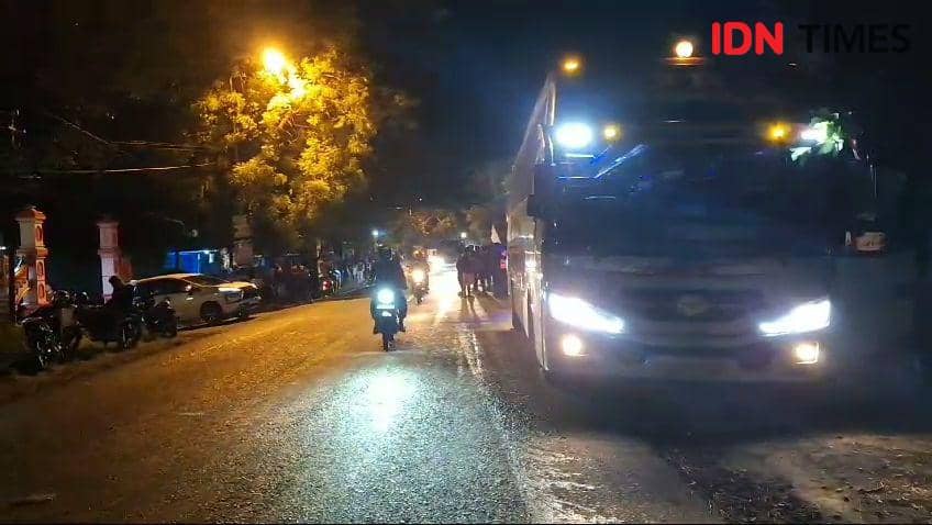 Bus Mira Tabrak Mobil Sedan Diamuk Warga di Ngawi