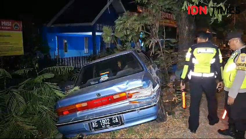 Ugal-ugalan mengemudi, bus Mira tabrak sedan di Geneng Ngawi nyaris dirusak warga. IDN Times/ Riyanto