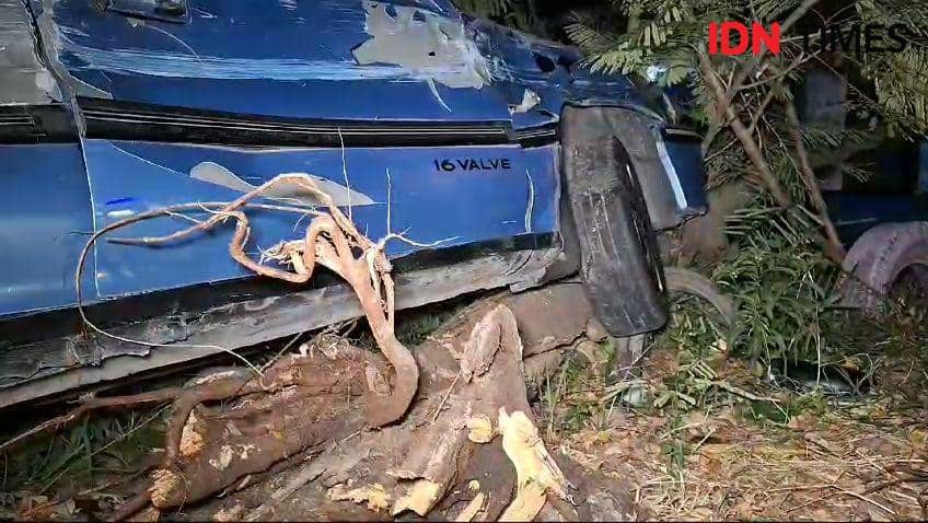 Ugal-ugalan mengemudi, bus Mira tabrak sedan di Geneng Ngawi nyaris dirusak warga. IDN Times/ Riyanto