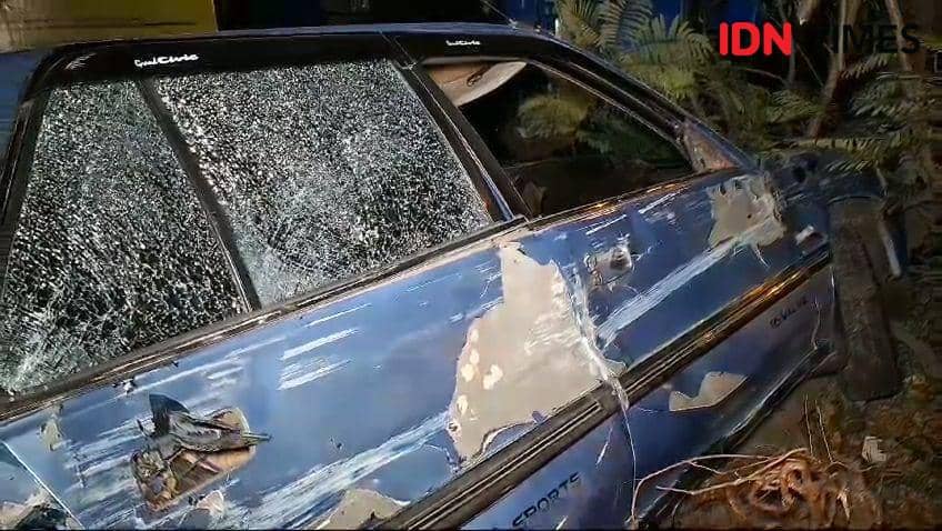 Ugal-ugalan mengemudi, bus Mira tabrak sedan di Geneng Ngawi nyaris dirusak warga. IDN Times/ Riyanto