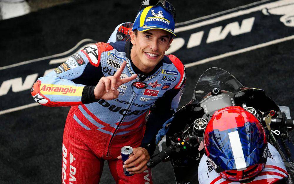 Marc Marquez berpose di samping motornya usai finis kedua saat main race GP Prancis 2024. (motogp.com)