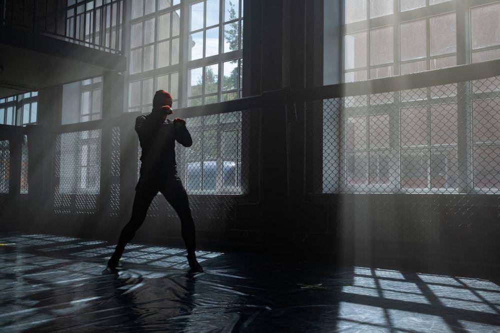 ilustrasi shadow boxing (pexels.com/Ron Lach)