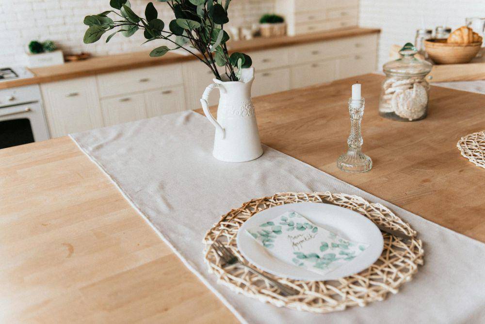 Table runner (pexels.com/Dmitry Zvolskiy)