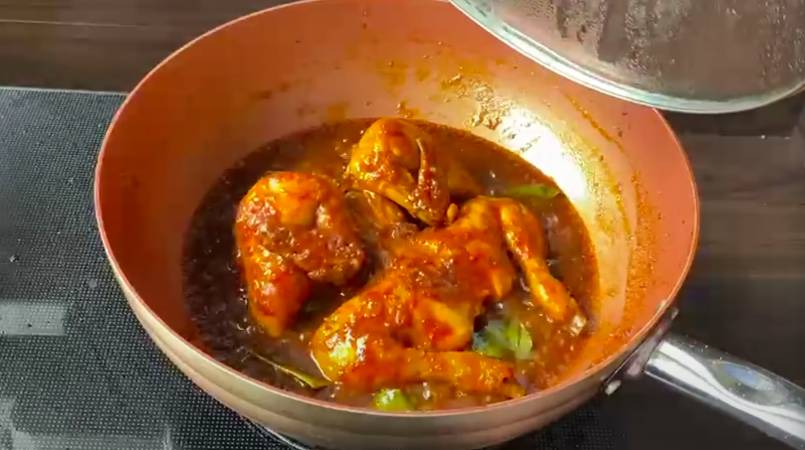 ilustrasi mengungkep daging ayam dengan bumbu pedas (YouTube.com/CHECHE KITCHEN)