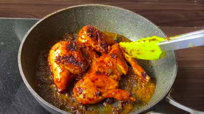 ilustrasi memanggang ayam bakar pedas menggunakan teflon (YouTube.com/CHECHE KITCHEN)