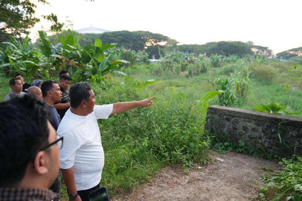 Pj Gubernur Sulsel, Bahtiar Baharuddin saat meninjau lokasi pembangunan Stadion Sudiang di Makassar, Minggu (12/5/2024). (Dok. Humas Pemprov Sulsel)