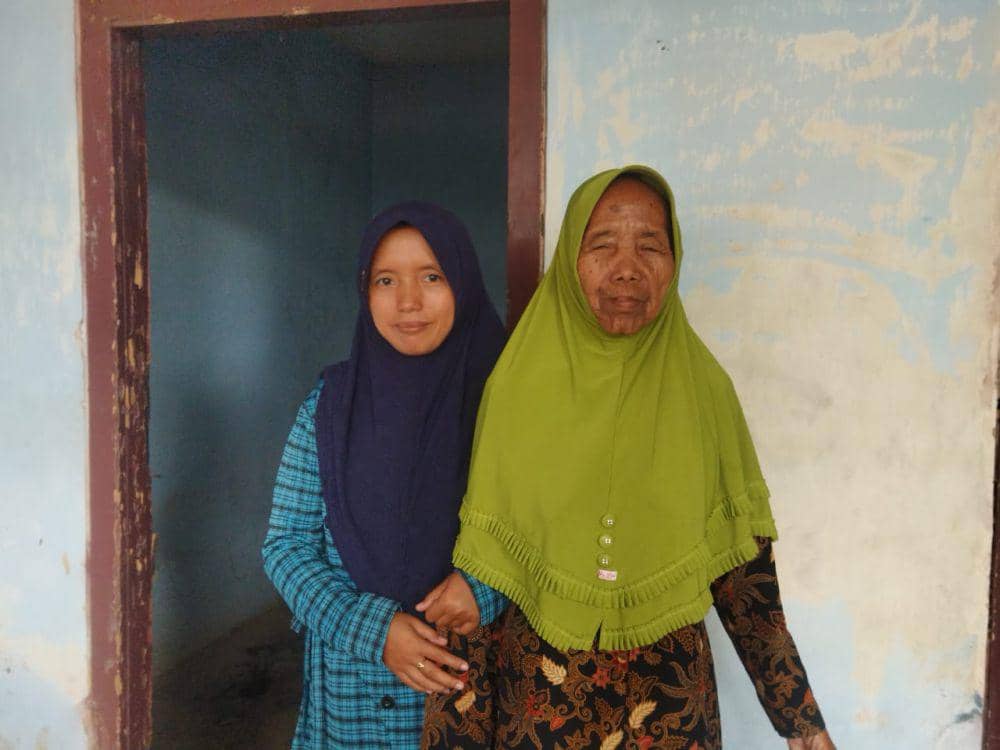Yuyun dan Paitun, jemaah haji tertua di Kabupaten Malang pada 2024. (IDN Times/Rizal Adhi Pratama)