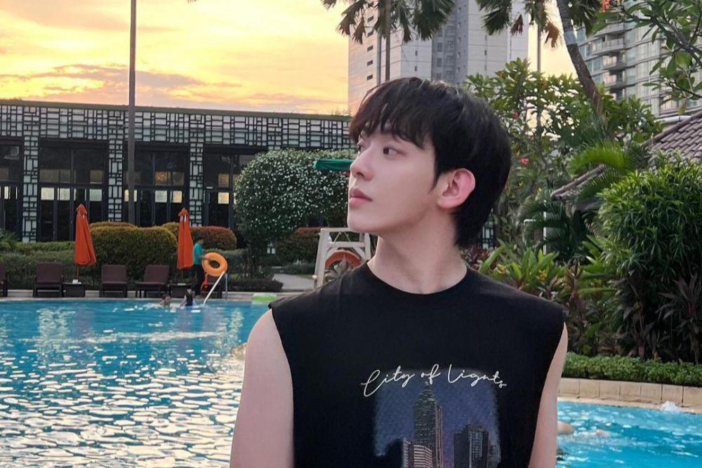 7 Potret Heo Sung Bum University War di Jakarta, Asyik Berjemur!