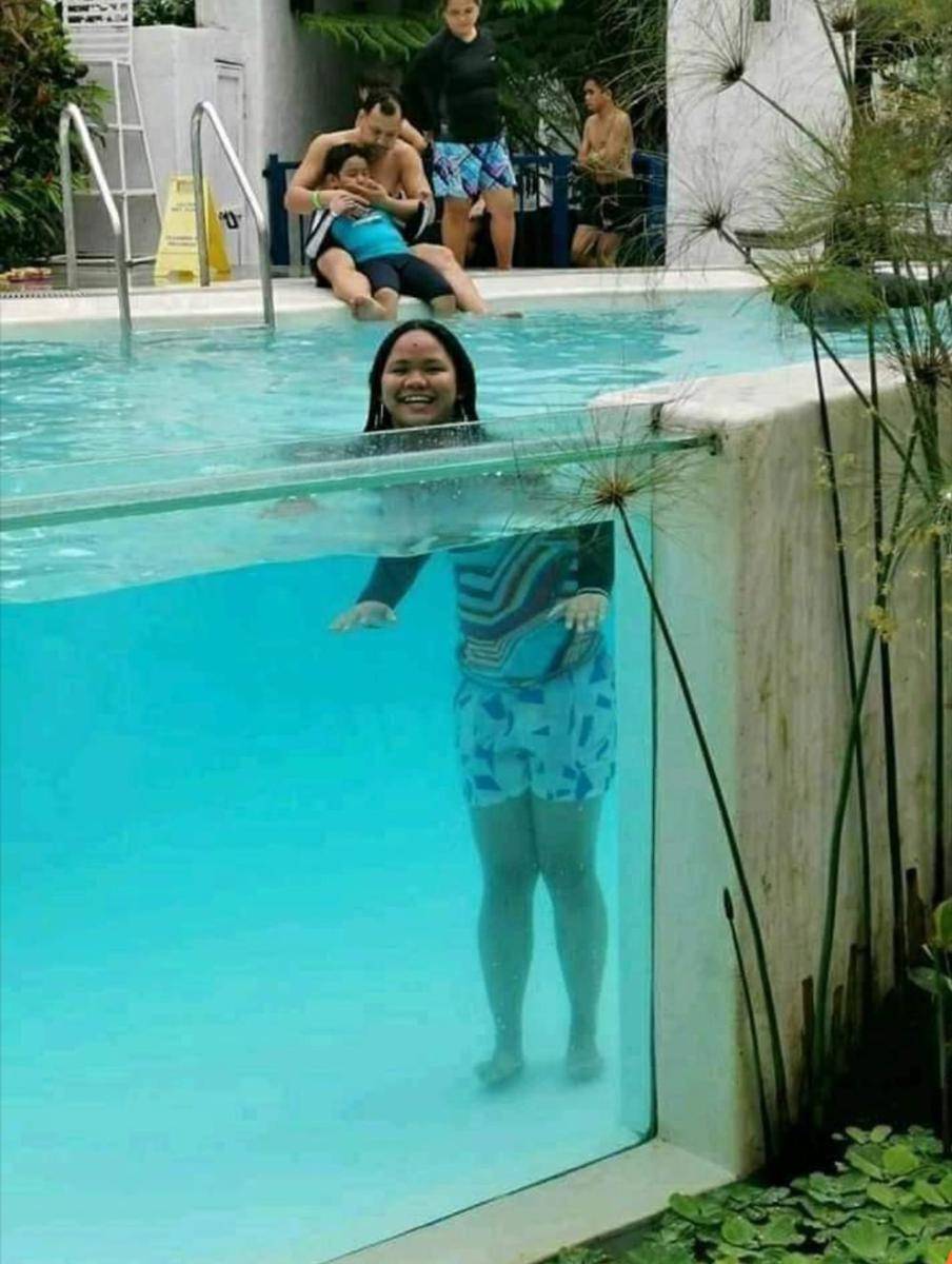 momen ilusi optik di kolam renang (reddit.com/user/Rad-Panda-_)
