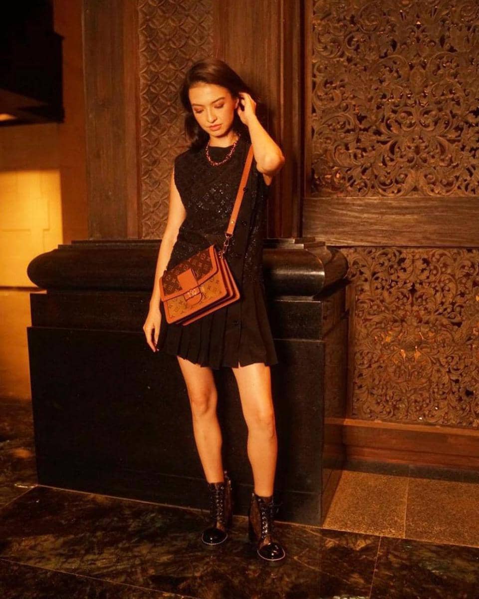 ide mix and match sepatu boots ala Raline Shah (instagram.com/ralineshah)