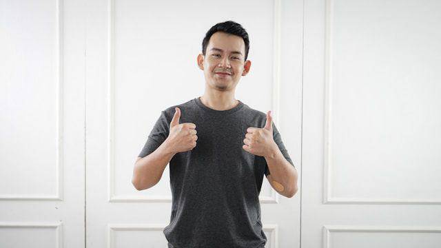 ilustrasi pria menggunakan kaus berbahan katun (unsplash.com/Afif Ramdhasuma)