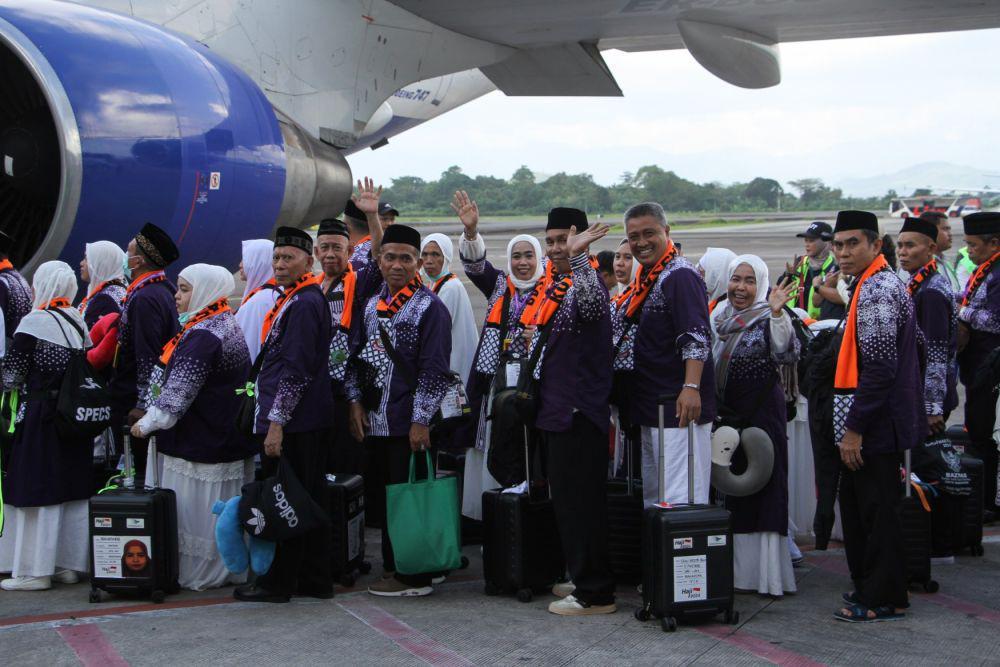 29 Kloter CJH Jatim Berangkat: 1 Meninggal dan 12 Tertunda