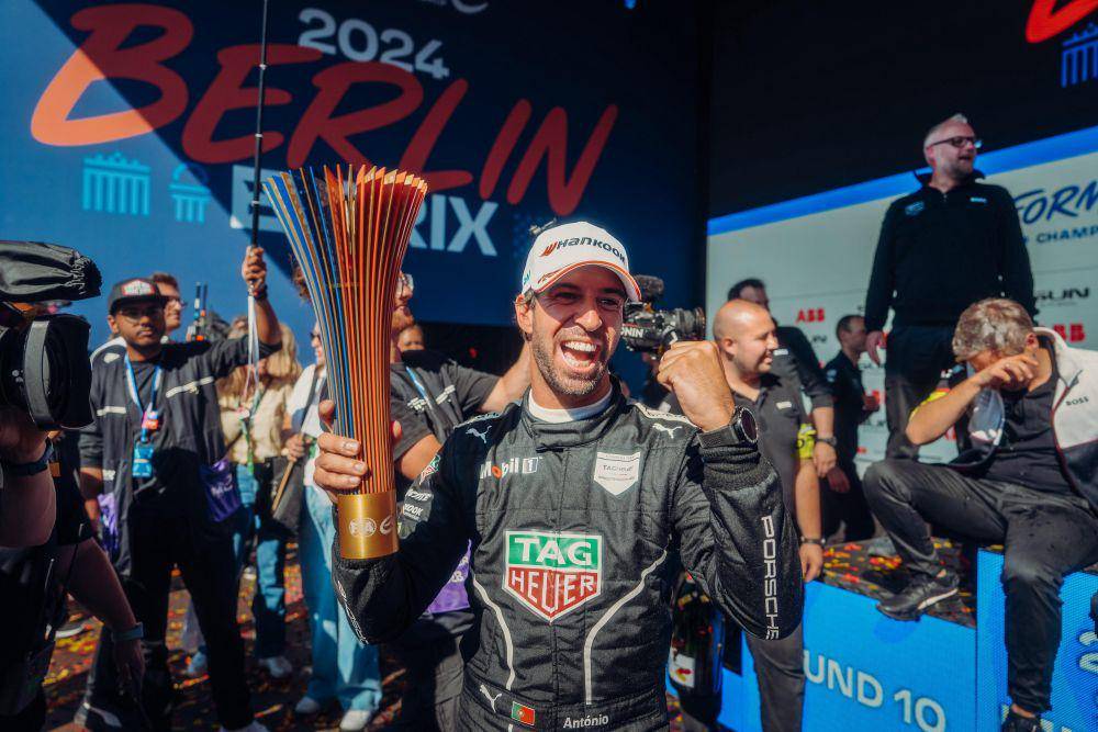Antonio Felix Da Costa memegang trofi kemenangan balapan ke-2 E-Prix Berlin 2024. (twitter.com/TAG Heuer Porsche FE Team)