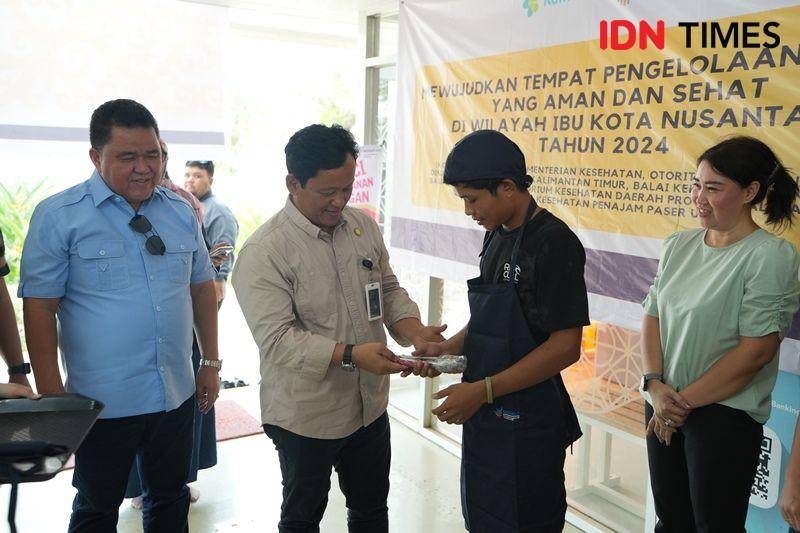 Direktur Yandas OIKN Suwito saat menyerahkan sertifikat Laik Higiene kepada pelaku UMKM kantin HPK IKN (IDN Times/Ervan)