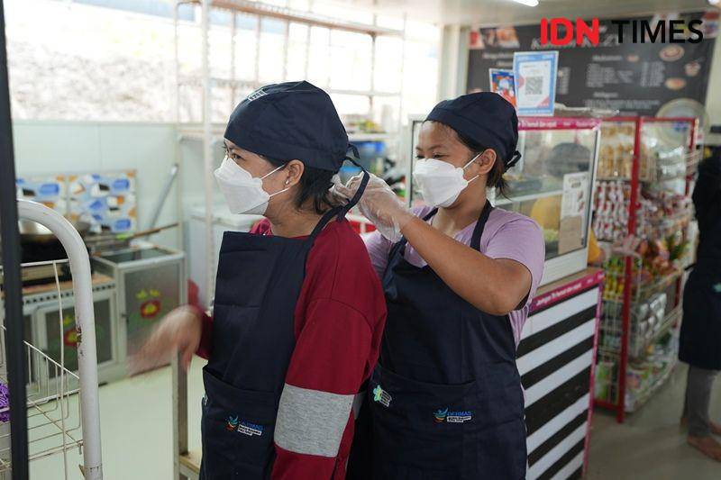 Dua pelaku UMKM di kantin HPK IKN memasang APD sebelum berdagang makanan (IDN Times/Ervan)