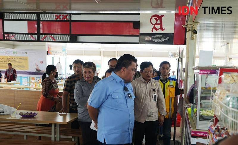 Dirjen P2 Kemenkes, dr. Maxi Rein Rondonuwu didampingi Direktur Suwito meninjau kantin di HPK IKN (IDN Times/Ervan)