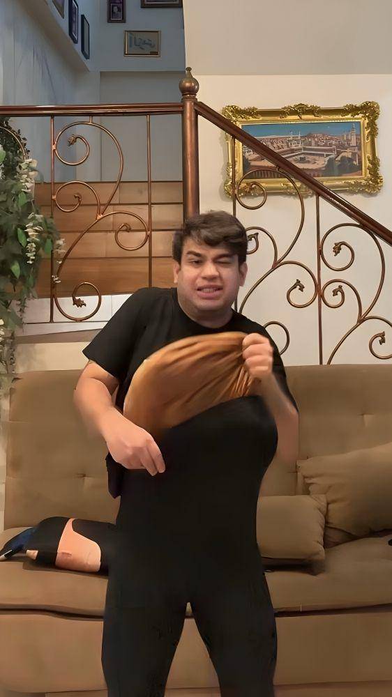 potret kocak Fadil Jaidi kenakan bra dan celana legging khusus ibu hamil (instagram.com/fadiljaidi)