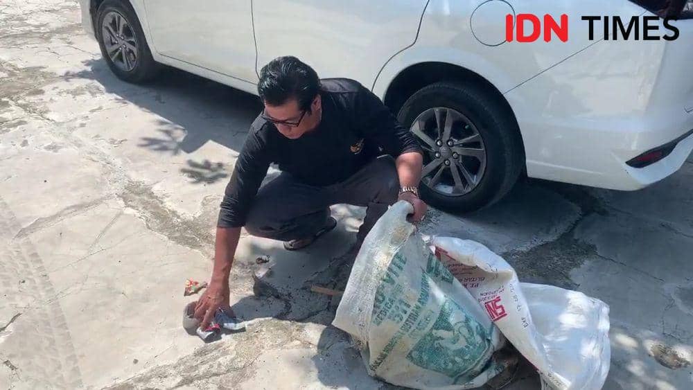 Polisi amankan sejumlah barang bukti dari lokasi balon udara meledak. IDN Times/ Riyanto