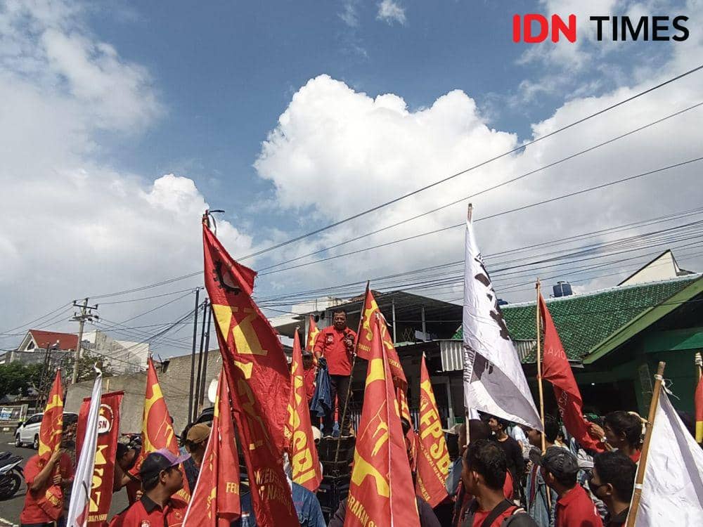 Para buruh PT San Xiong Steel Indonesia menggelar aksi demostrasi di kantor Disnaker Lampung. (IDN Times/Tama Yudha Wiguna).