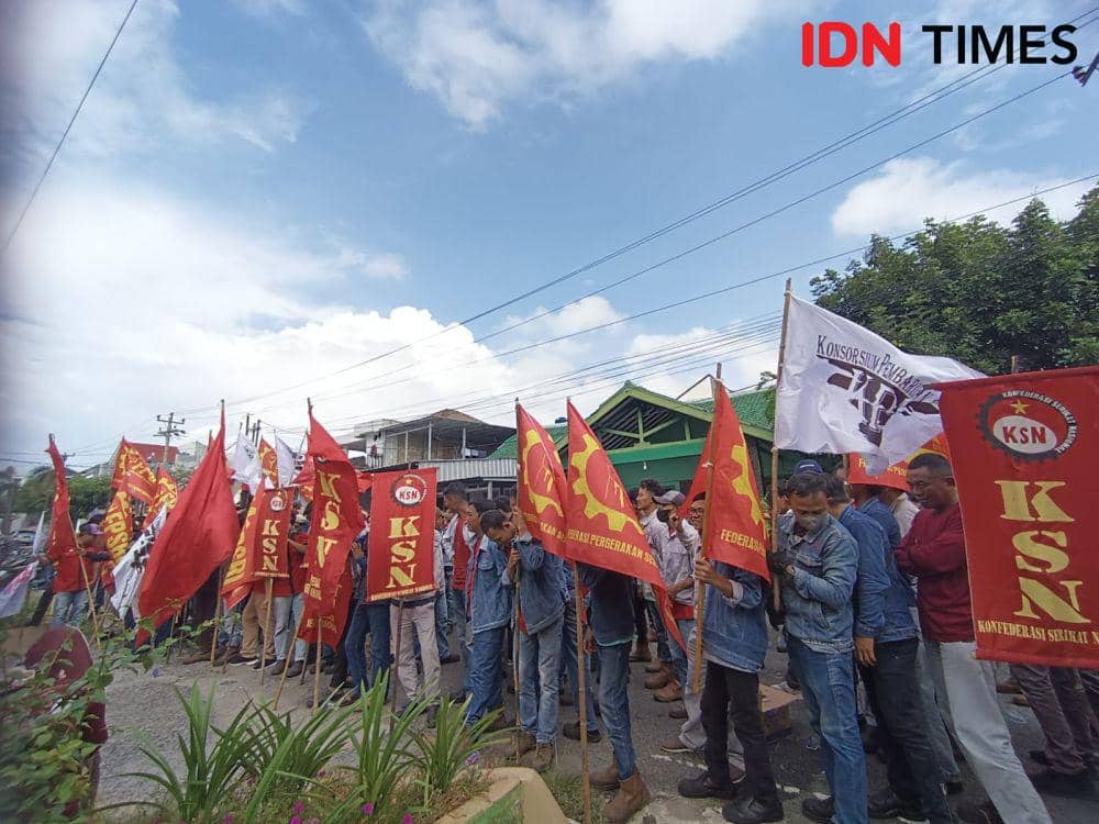 Para buruh PT San Xiong Steel Indonesia menggelar aksi demostrasi di kantor Disnaker Lampung. (IDN Times/Tama Yudha Wiguna).