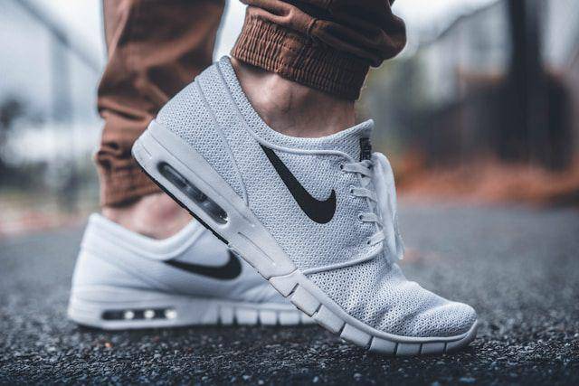 ilustrasi sneakers berbahan mesh (unsplash.com/Joseph Barrientos)