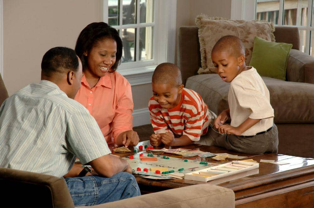 ilustrasi keluarga bermain board games (unsplash.com/National Cancer Institute)