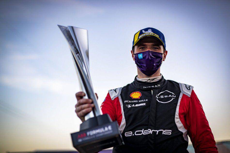 Oliver Rowland memegang trofi kemenangan balapan ke-5 E-Prix Berlin 2020. (fia.com)
