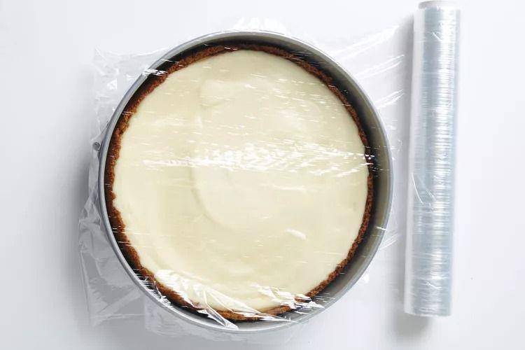 Cheesecake dibungkus plastic wrap (allrecipes.com)