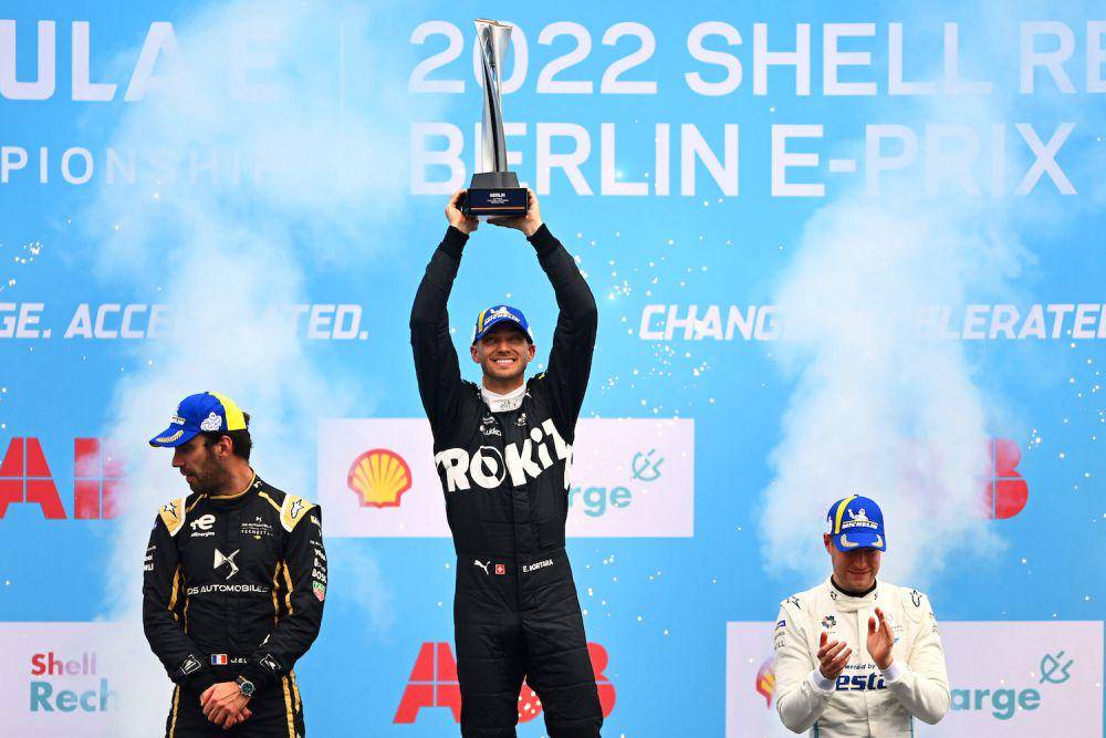 Edoardo Mortara (tengah) menjuarai balapan ke-1 E-Prix Berlin 2022 diikuti Jean-Eric Vergne (kiri) di podium kedua dan Stoffel Vandoorne (kanan) di podium ketiga. (maseratimsgracing.com)