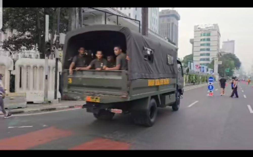 Dua truk yang membawa anggota TNI dan masuk ke jalur Car Free Day di Jalan MH Thamrin, Jakarta Pusat. (www.instagram.com/@Koalisipejalankaki)