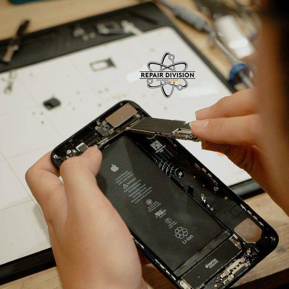 Proses perbaikan iPhone di 21 Gadget Stuff (Instagram.com/@21gadgetstuff)