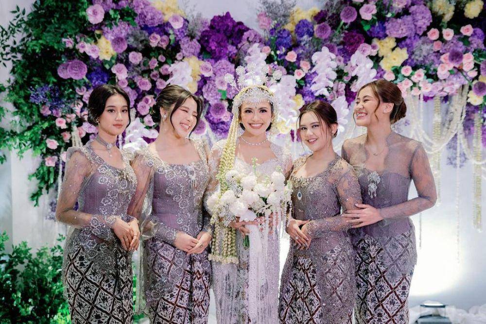 Gaya bridesmaid Mahalini. (instagram.com/aaliyah.massaid)