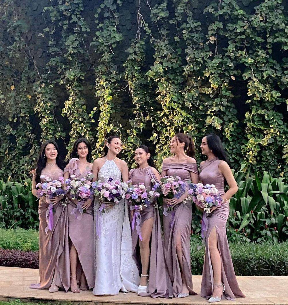 Gaya bridesmaid Mahalini. (instagram.com/mahaliniraharja)