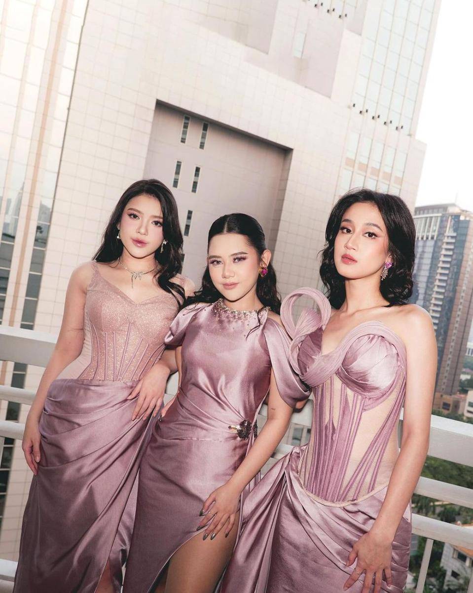 Gaya bridesmaid Mahalini. (instagram.com/tiaraandini)