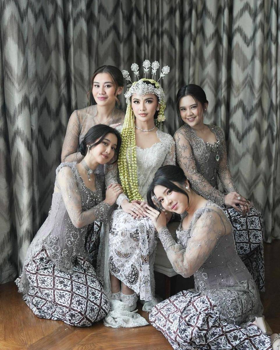 Gaya bridesmaid Mahalini. (instagram.com/mahaliniraharja)